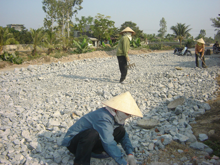 Những lão nông tiêu biểu hiến đất xây dựng đường giao thông nông thôn